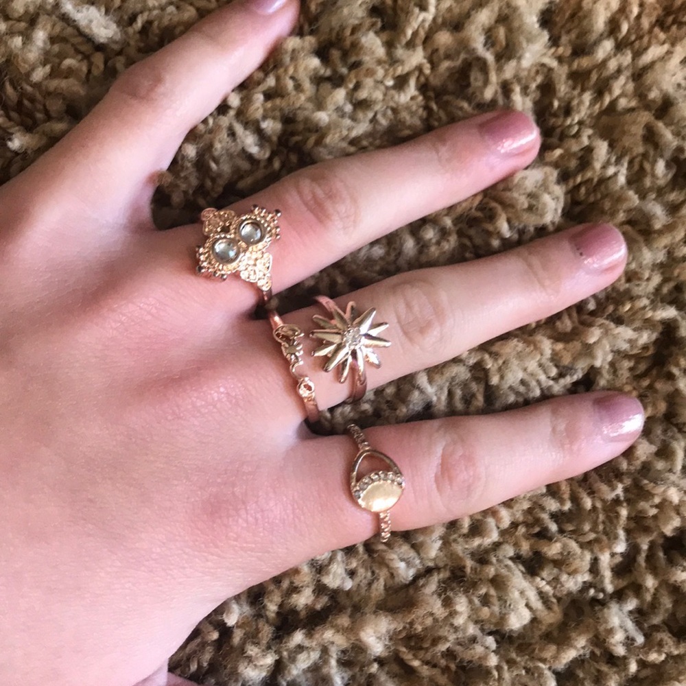 4 gold rings ( not real)